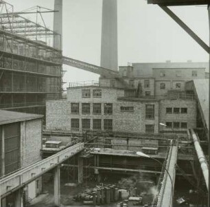 VE Braunkohlenkombinat Senftenberg, Brikettfabrik Sonne (I 1952-1954, II 1961-1962). Abschnitt Bunker / Rohkohleaufbereitung, Rohkohleaufbereitungsanlage von Süden : Freienhufen. VE Braunkohlenkombinat Senftenberg, Brikettfabrik Sonne (I 1952-1954, II 1961-1962). Abschnitt Bunker / Rohkohleaufbereitung, Rohkohleaufbereitungsanlage von Süden