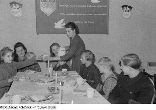 Kinder an einem Tisch sitzend