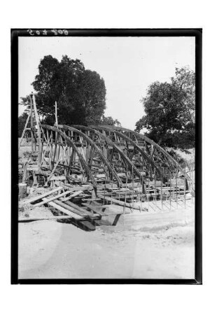 Zweibogige Brücke : Südthailand. Leergerüst für einen Bogen der zweibogigen Betonbrücke, 1912/1913