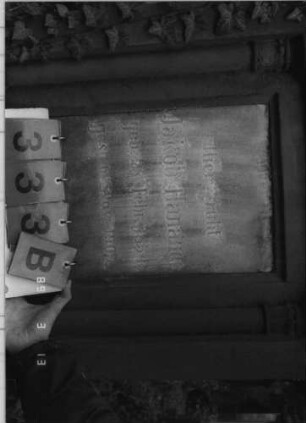 Grabstein 333 (Index: 100093087) Maße HxBxT: 195x65x30 cm Symbolik: Wappenschild mit Verzierungen, Säulen, Verzierungen: Grabstein 333B