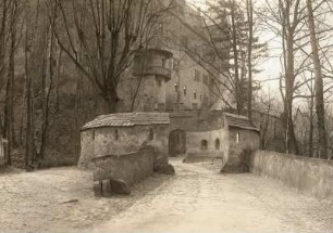 Schloss Rochsburg, Zugang zum Schloss, Rondell mit Schießscharten vor der ehemaligen Zugbrücke