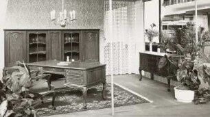 Ausstellungskoje mit Stilmöbeln für ein Arbeitszimmer
