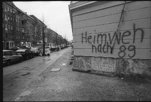 Straßenansicht mit Grafito "Heimweh nach 89"