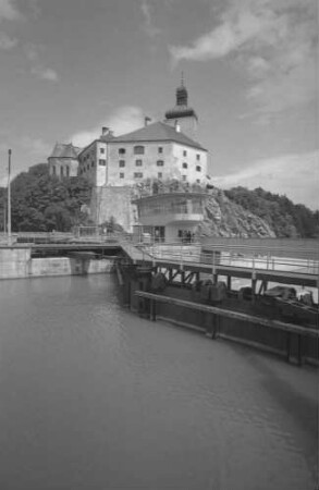 Persenbeug: geschlossenes Schleusentor und Schloss