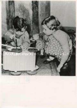 Spielende Kinder im Kinderwochenheim der Deutschen Post