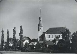Kirche in Crostwitz : Bauwesen - Kirchen. Ort: Chrósćicy / Crostwitz. Pfarrkirche vom Süden