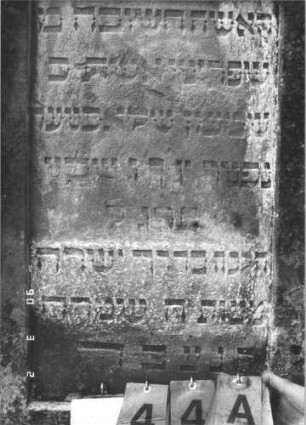 Grabstein 44 (Index: 99608728) Material: Sandstein Zustand: leicht verwittert Maße HxBxT: 110x60x13 cm Beschreibung: Stele mit flachem Spitzgiebel, vertiefter Textteil in gleicher Form: Grabstein 44A
