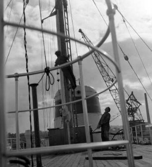 Wartungsarbeiten eines Schiffes im volkseigenen Betrieb Mathias Thesen Werft