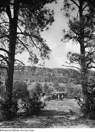 New Mexico, Architektur, Indian-detour cars at Puye Cliff Ruins, Aufnahme, The Atichson, Topeka and Santa Fe Railway Co.