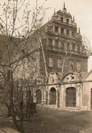 Franziskanerkloster : Zittau- Franziskanerkloster West-Flügel (sog. Heffter-Bau), Ansicht von Nordosten mit Gruftkapellen auf dem Klosterhof