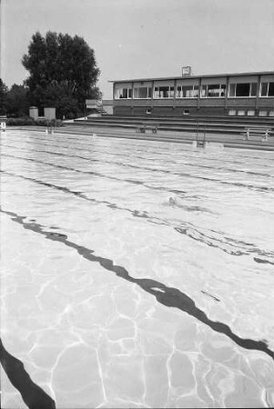 Badebetrieb im Turmbergbad Durlach an kühlem Spätsommertag
