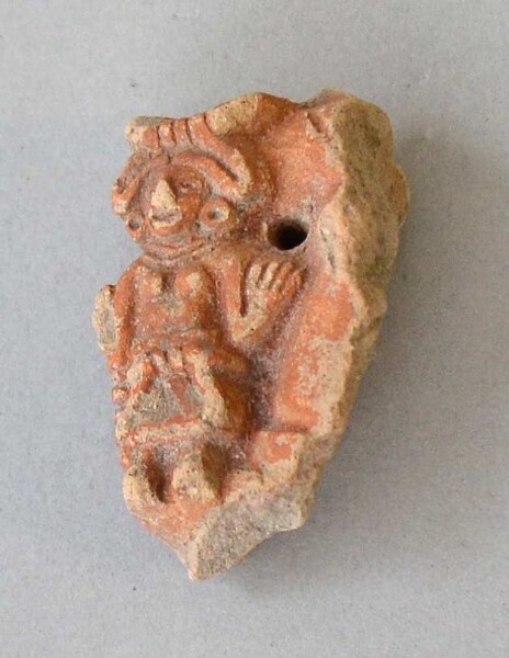 Figurine en argile (fragment de récipient)