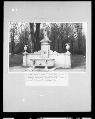 Brunnenwände mit Musen — Brunnen mit Urania