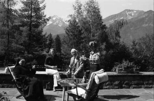 Oberstdorf: Im Park der Villa [mit Spitzli und Willy Pragher]