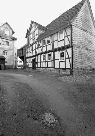 Einhaus; Helsa, Kirchplatz 12