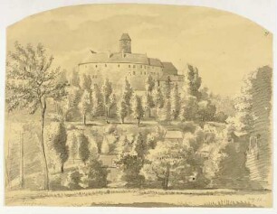 Die Burg Schönfels (Lichtentanne-Schönfels) südwestlich von Zwickau aus dem Tal von Südwesten
