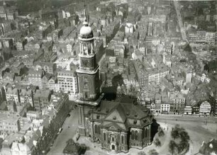 Hamburg-St. Pauli. Ansicht der Hauptkirche St. Michaelis sowie der Umgebungsbebauung vom Flugzeug aus.