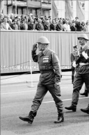 Gruß bei der Parade zum 35. Jahrestag der Kampfgruppen in der DDR