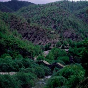 Kipi, Zagoriá. Türkische Eselrückenbrücke bei Kipí