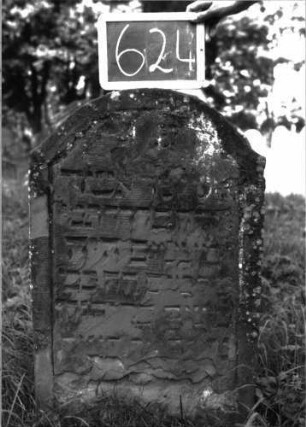 Grabstein 624 (Index: 100105000) Material: Sandstein Zustand: stark verwittert, abgeblättert, weitgehender Textverlust Maße HxBxT: 94x56x11 cm Beschreibung: Stele, Konvexbogenabschluss, Schriftfeld eingetieft: Grabstein 624