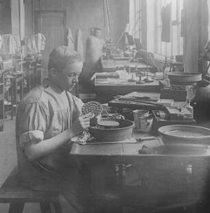 Schleifen per Hand : Technikgeschichte | Technologie | Optische Industrie | Linsen-Schleiferei | Emil Busch AG Rathenow
