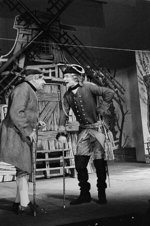 Szenenbilder aus "Der Müller von Sanssouci" von Peter Hacks in der Regie von Wolfgang Langhoff. Kammerspiele (Deutsches Theater) Berlin, Uraufführung 05.03.1958 : Mit Herwart Grosse als Friedrich II., Paul R. Henker als Müller, Ernst Kahler, Josef von Santen als Prinz Heinrich, Hans Stetter als de Catt, Werner Pledath als Bäcker Wewerka, Werner Segtrop, Ulrich Thein als Knecht Nickel, Karla Runkehl als Magd, A. P. Hoffmann als Landrat Tornow, Harry Berber als Trescho u. a.