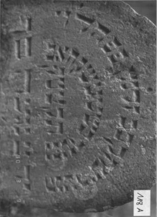 Grabstein 118 (Index: 99786791) Zustand: Stein zur Hälfte eingesunken, kleine Teile abgebröckelt Maße HxBxT: 50x42x5 cm: Grabstein 118A