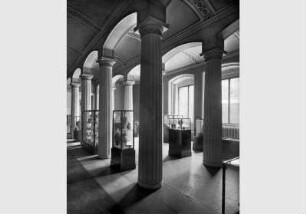Blick in ein Ausstellungsraum mit ägyptischen Exponaten im Neuen Museum