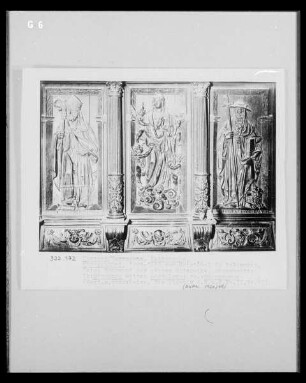 Chorgestühl, Detail Rückwand obere Reihe: Heiliger Bischof , weibliche Heiligenfigur und Hieronymus