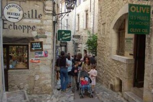 St.- Paul - Kleinstadt in den Seealpen : Enge Gassen, viele kleine Geschäfte noch mehr Touristen in der Kleinstadt St-Paul, bei Nizza, aufgenommen im April 2006