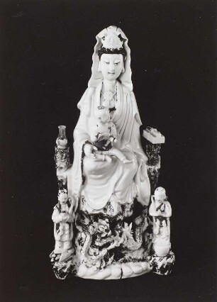 Kuan-yin mit Kind und zwei Begleitern