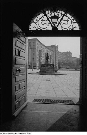 Blick auf die Ringbebauung und den Mägdebrunnen auf dem Roßplatz