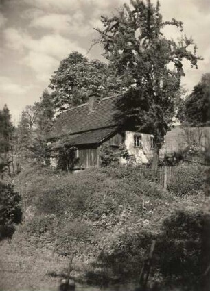 Pöhl. Gehöft am Hang des Triebtales
