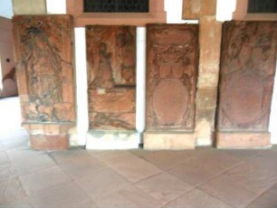 Stiftskirche-Langhaus im Westen - Ansicht im Westnordwestlichen Teil - Epitaphien an der Wand in Übersicht (mit Ornamentik und Textkartuschen sowie Personendarstellung)