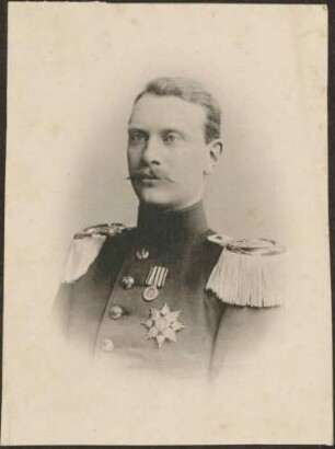 Erbgroßherzog Friedrich in Uniform, Brustporträt.