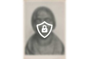 [Name maskiert] Der Empfindsame: Eichenholzskulptur aus "Fries der Lauschenden", Teilansicht Kopf;