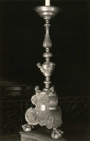 Unbekannter Künstler. Leuchter. Zinn; Höhe 2 m. 17. Jh. Prag (Praha): Kirche St. Maria vor dem Teyn
