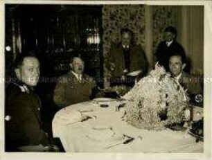 Adolf Hitler und Joseph Goebbels am "Eintopfsonntag"