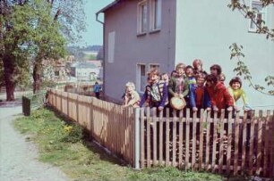 Gruppe von Kindern hinter einem Holzzaun, Crispendorf