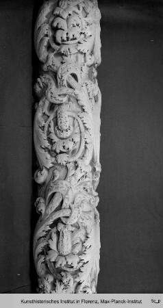 Fragment der südlichen Rankensäule vom Hauptportal des Domes