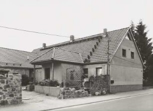 Radebeul, Spitzhausstraße 26. Wohnhaus mit Anbau (2. H. 19. Jh.)