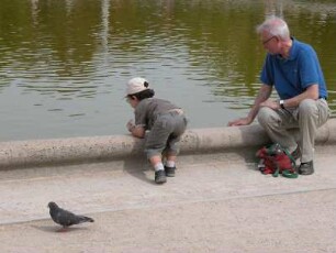 Opa und Enkel im Jardin du Luxembourg, Parkanlage im Quartier Latin