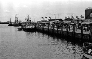 Cuxhaven: Hafen: Schiffsanlegestelle und Promenade