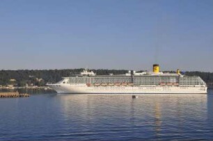 Katakolon - Kreuzfahrtschiff : Ein Kreuzfahrtschiff der italienischen Reederei Costa fährt in den Hafen. Aufgenommen am 28. Juni 2010 in Katakolon
