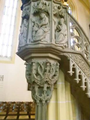 Stiftskirche-Langhaus Innen-Steinerne Kanzel (1504 von Steinmetz Hanselmann) mit reicher plastischer Ornamentik und Figuren sowie Säule in Übersicht von Süden