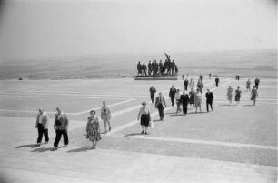 Weimar. Nationale Mahn- und Gedenkstätte Buchenwald mit Buchenwald-Denkmal (1952/1958; F. Cremer)