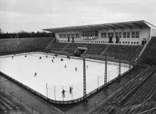 Eisstadion in Weißwasser : Weißwasser. Kunsteisstadion „Wilhelm Pieck“ (Wilhelm-Pieck-Eisstadion; 1958), Eisläufer und Eishockeyspieler