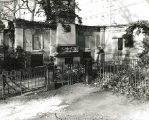 Dresden-Neustadt. Innerer Neustädter Friedhof. Wandgrabmal der Familie Gustav Moritz Calberla (um 1900; Sandstein, Zinkgußrelief)