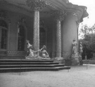 Potsdam, Park Sanssouci. Chinesisches Teehaus (1754-1756; J. G. Büring). S-Vorhalle (Teilansicht) mit Gruppe der Melonenesser (1755/1756; J. P. Benkert) und SO-Kabinett mit Statuen Klarinettenspieler und Lautenspielerin (1755/1756; G. Heymüller)