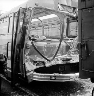 A 1: bei Stapelfeld: Verkehrsunfall: in Autobahnbaustelle: Auffahrunfall von zwei Bussen und einem Lastwagen: ein Unfall-Bus mit eingedrückter Front: rechts Unfall-Lkw [angeschnitten], 30. April 1969